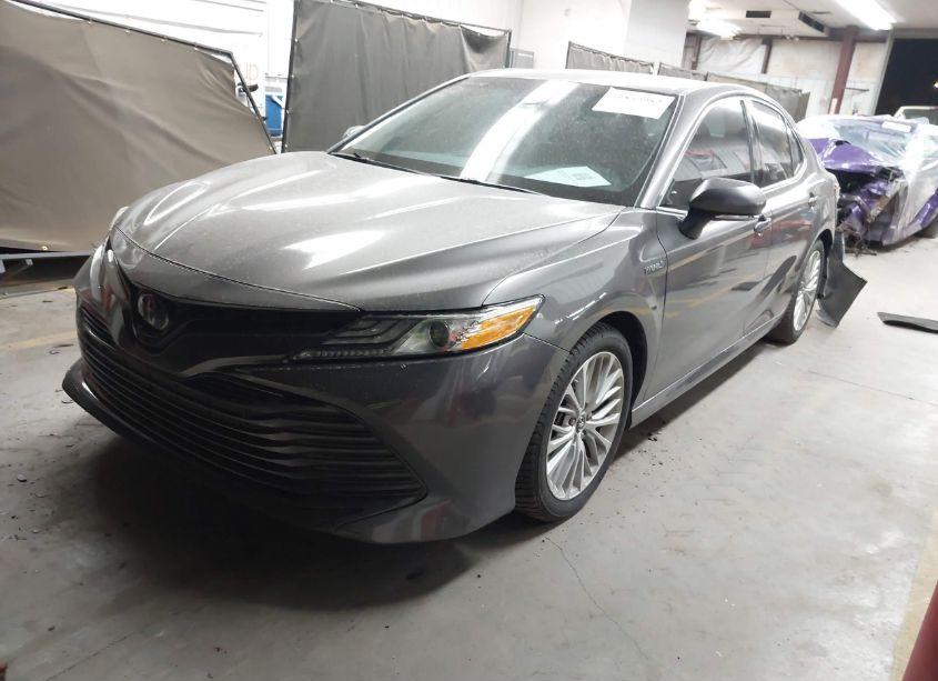 Photo 2 of 2019 Toyota Camry HYBRID XLE (VIN 4T1B21HK3KU010298)
