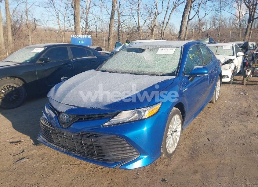 Photo 2 of 2019 Toyota Camry HYBRID XLE (VIN 4T1B21HK3KU011080)