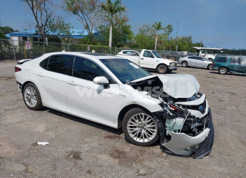 2018 Toyota Camry HYBRID XLE (VIN 4T1B21HK4JU002788) main photo