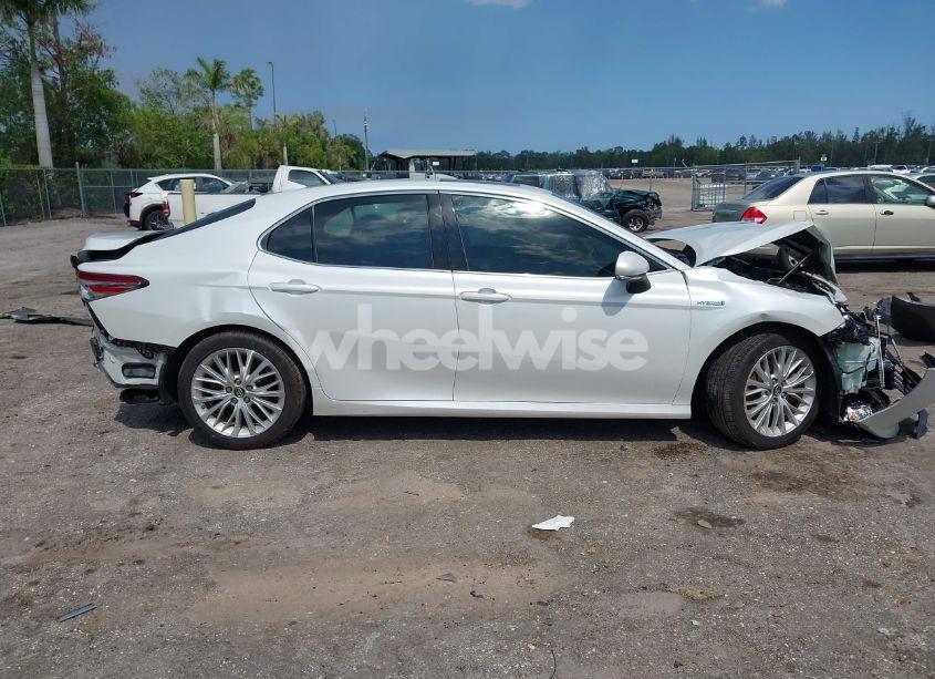 Photo 14 of 2018 Toyota Camry HYBRID XLE (VIN 4T1B21HK4JU002788)