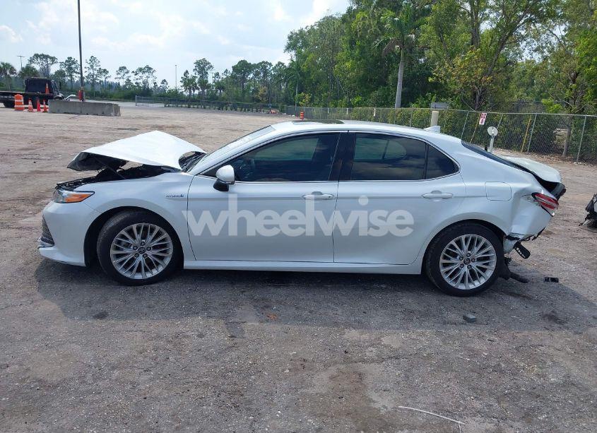 Photo 15 of 2018 Toyota Camry HYBRID XLE (VIN 4T1B21HK4JU002788)