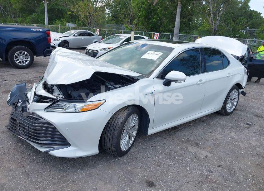Photo 2 of 2018 Toyota Camry HYBRID XLE (VIN 4T1B21HK4JU002788)