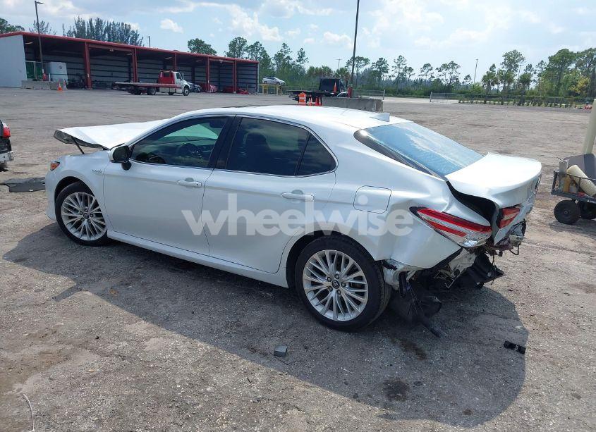 Photo 3 of 2018 Toyota Camry HYBRID XLE (VIN 4T1B21HK4JU002788)