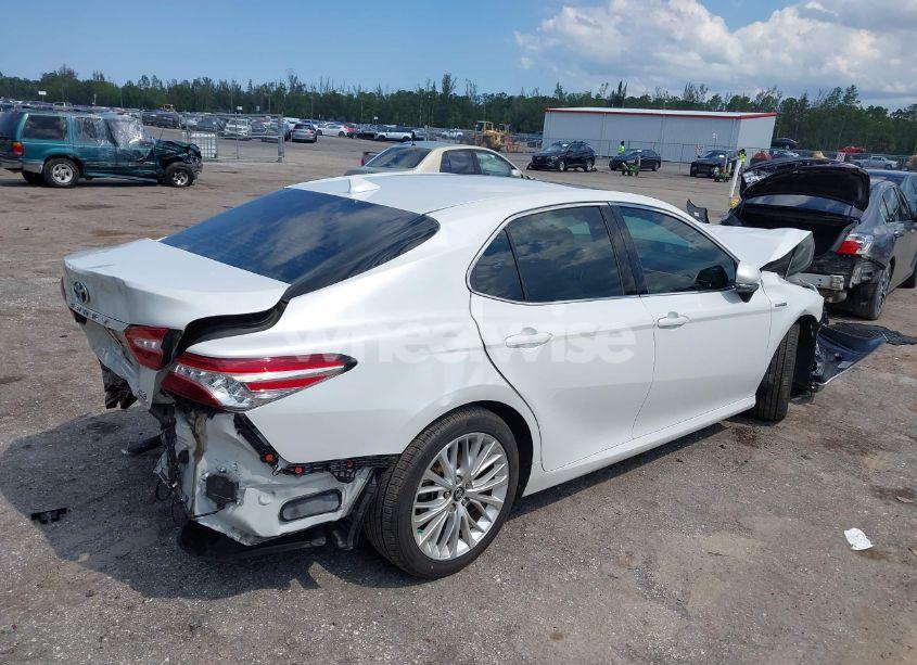 Photo 4 of 2018 Toyota Camry HYBRID XLE (VIN 4T1B21HK4JU002788)