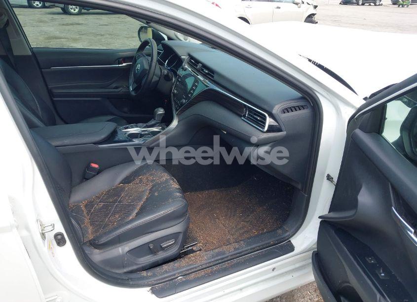 Photo 5 of 2018 Toyota Camry HYBRID XLE (VIN 4T1B21HK4JU002788)