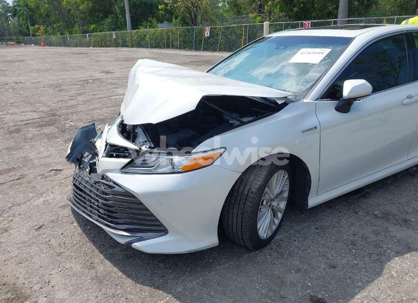 Photo 6 of 2018 Toyota Camry HYBRID XLE (VIN 4T1B21HK4JU002788)