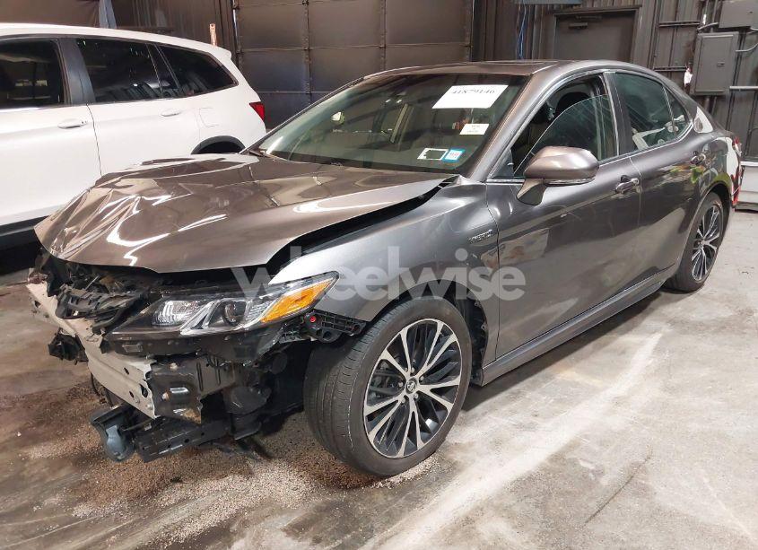 Photo 2 of 2019 Toyota Camry HYBRID SE (VIN 4T1B21HK5KU521785)