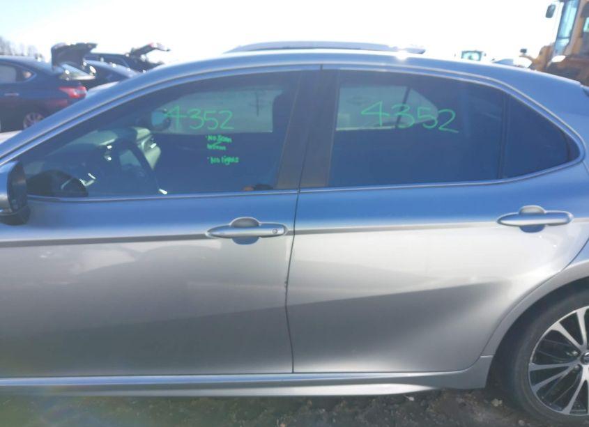 Photo 15 of 2018 Toyota Camry HYBRID SE (VIN 4T1B21HK6JU002646)