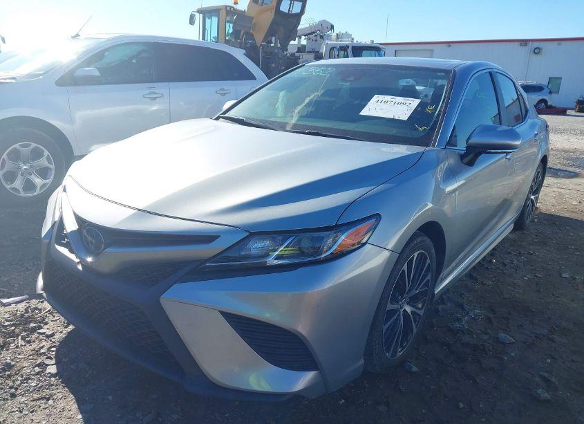Photo 2 of 2018 Toyota Camry HYBRID SE (VIN 4T1B21HK6JU002646)