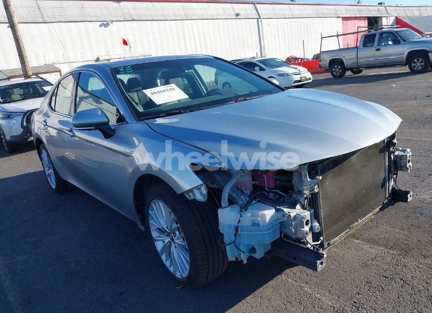 2018 Toyota Camry HYBRID XLE (VIN 4T1B21HK6JU005014) main photo