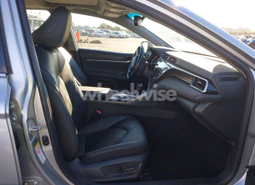 Photo 5 of 2018 Toyota Camry HYBRID XLE (VIN 4T1B21HK6JU005014)