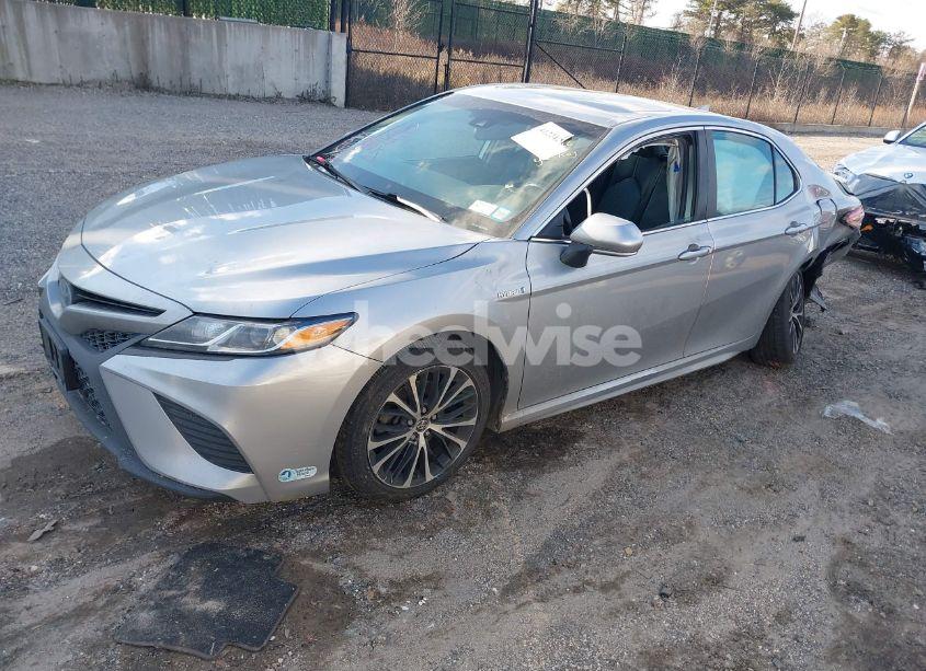 Photo 2 of 2019 Toyota Camry HYBRID SE (VIN 4T1B21HK6KU010070)