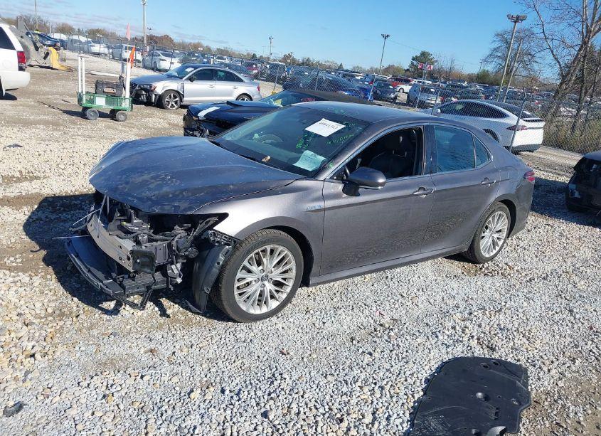 Photo 2 of 2018 Toyota Camry HYBRID XLE (VIN 4T1B21HK7JU009363)