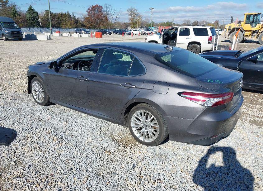 Photo 3 of 2018 Toyota Camry HYBRID XLE (VIN 4T1B21HK7JU009363)