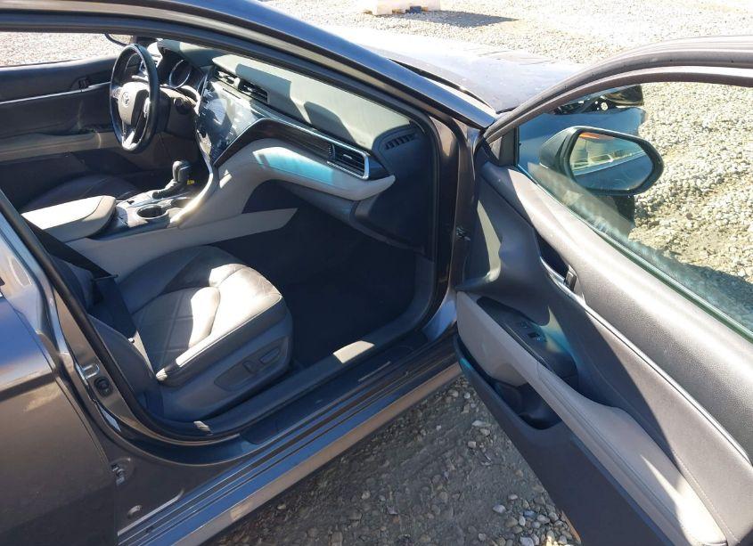 Photo 5 of 2018 Toyota Camry HYBRID XLE (VIN 4T1B21HK7JU009363)