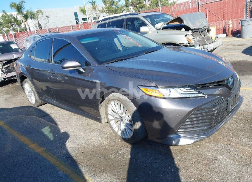 2018 Toyota Camry HYBRID XLE (VIN 4T1B21HK8JU001854) main photo