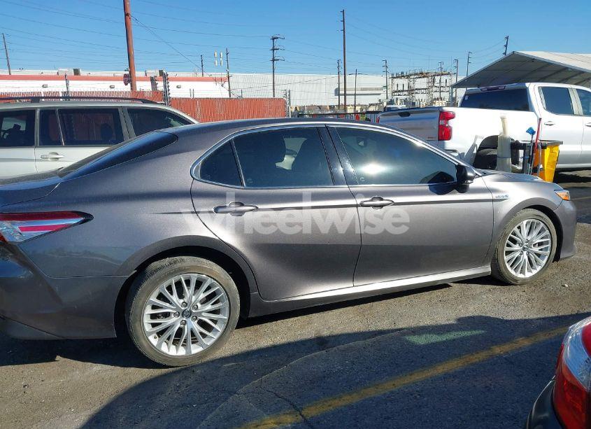 Photo 13 of 2018 Toyota Camry HYBRID XLE (VIN 4T1B21HK8JU001854)