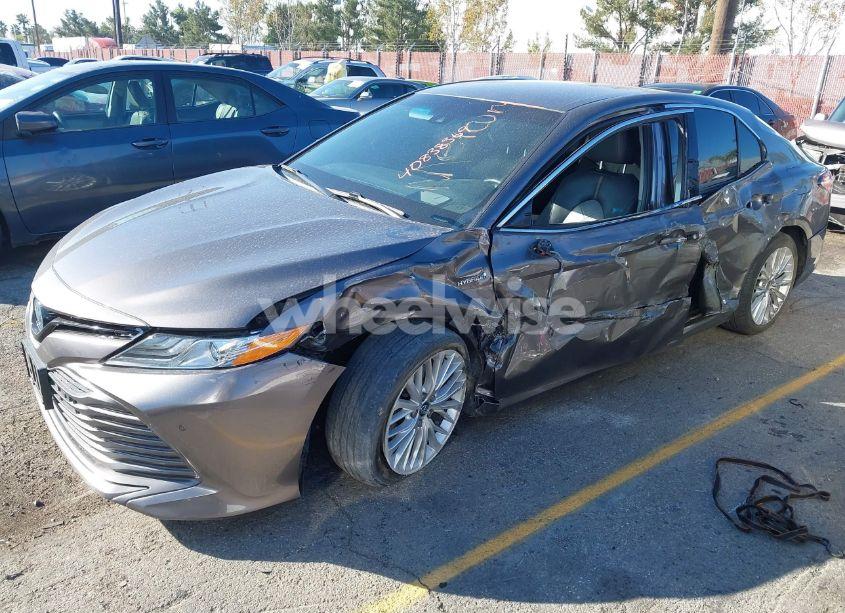 Photo 2 of 2018 Toyota Camry HYBRID XLE (VIN 4T1B21HK8JU001854)