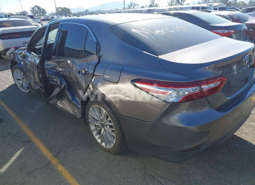 Photo 3 of 2018 Toyota Camry HYBRID XLE (VIN 4T1B21HK8JU001854)