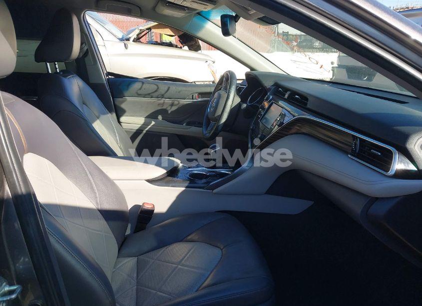 Photo 5 of 2018 Toyota Camry HYBRID XLE (VIN 4T1B21HK8JU001854)