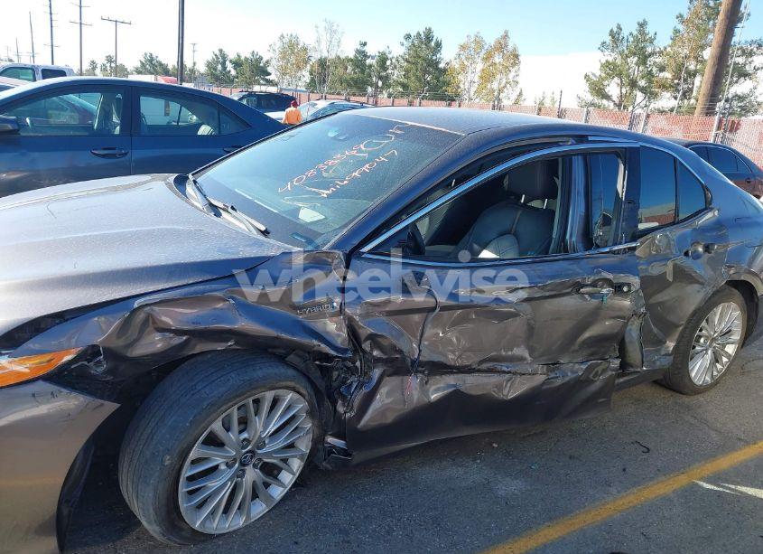 Photo 6 of 2018 Toyota Camry HYBRID XLE (VIN 4T1B21HK8JU001854)
