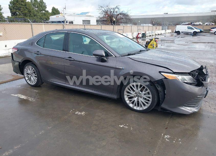 2018 Toyota Camry HYBRID XLE (VIN 4T1B21HK8JU006116) main photo