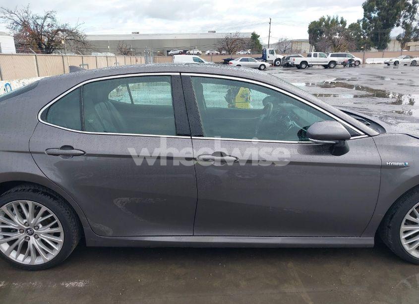 Photo 14 of 2018 Toyota Camry HYBRID XLE (VIN 4T1B21HK8JU006116)
