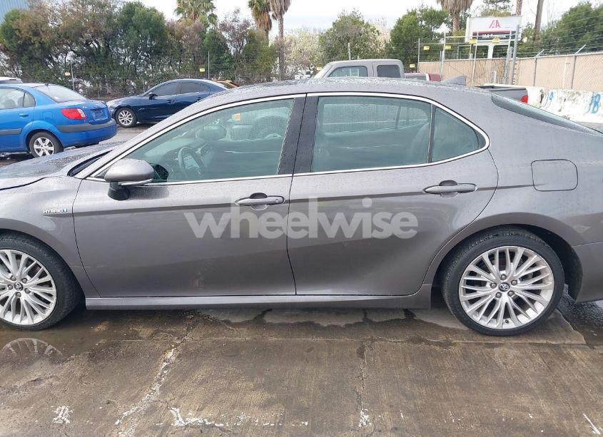 Photo 15 of 2018 Toyota Camry HYBRID XLE (VIN 4T1B21HK8JU006116)