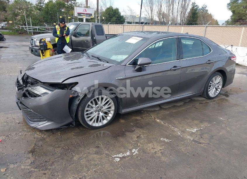 Photo 2 of 2018 Toyota Camry HYBRID XLE (VIN 4T1B21HK8JU006116)