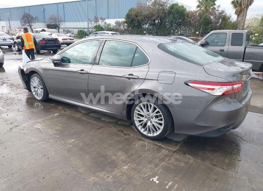 Photo 3 of 2018 Toyota Camry HYBRID XLE (VIN 4T1B21HK8JU006116)