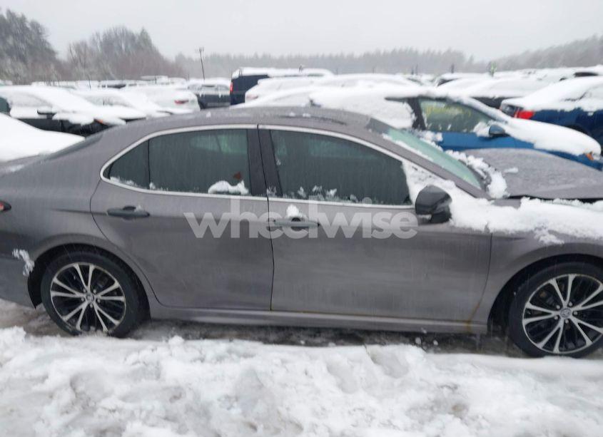 Photo 13 of 2018 Toyota Camry HYBRID SE (VIN 4T1B21HK8JU008903)