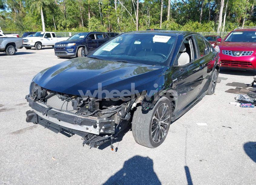 Photo 2 of 2019 Toyota Camry HYBRID SE (VIN 4T1B21HK8KU011933)