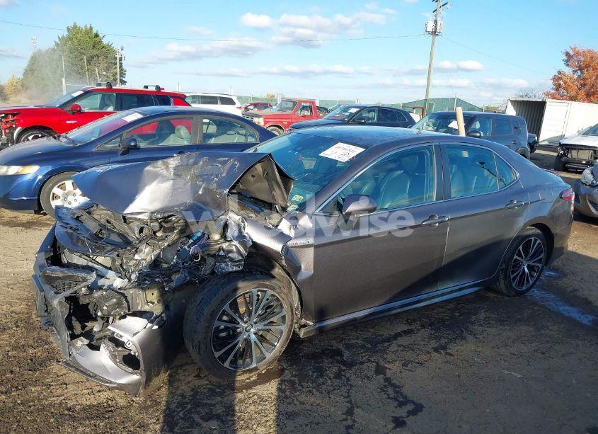 Photo 2 of 2019 Toyota Camry HYBRID SE (VIN 4T1B21HK8KU014489)