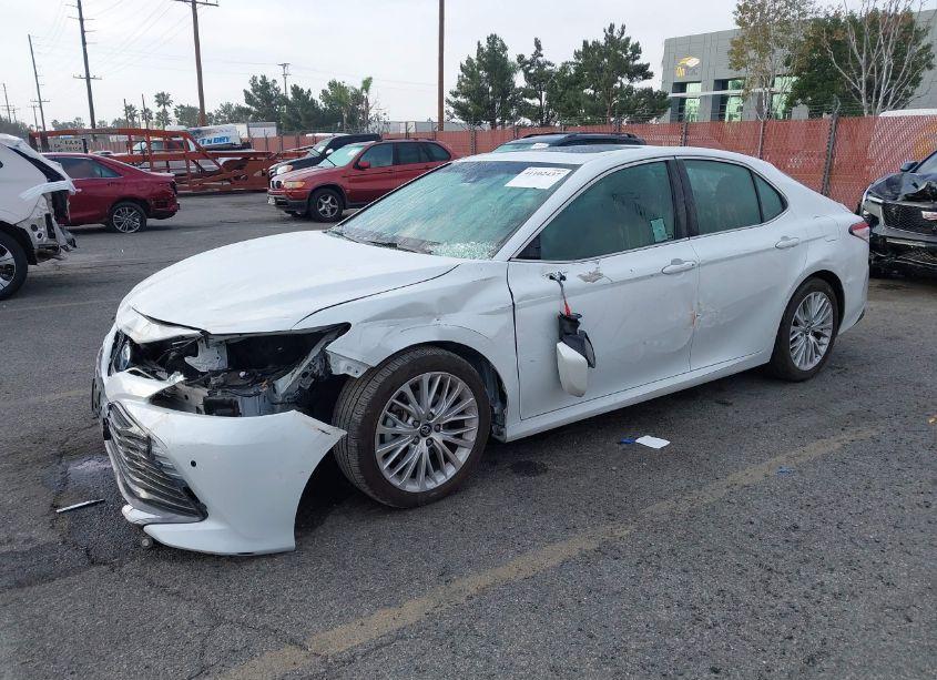 Photo 2 of 2018 Toyota Camry HYBRID XLE (VIN 4T1B21HKXJU006621)