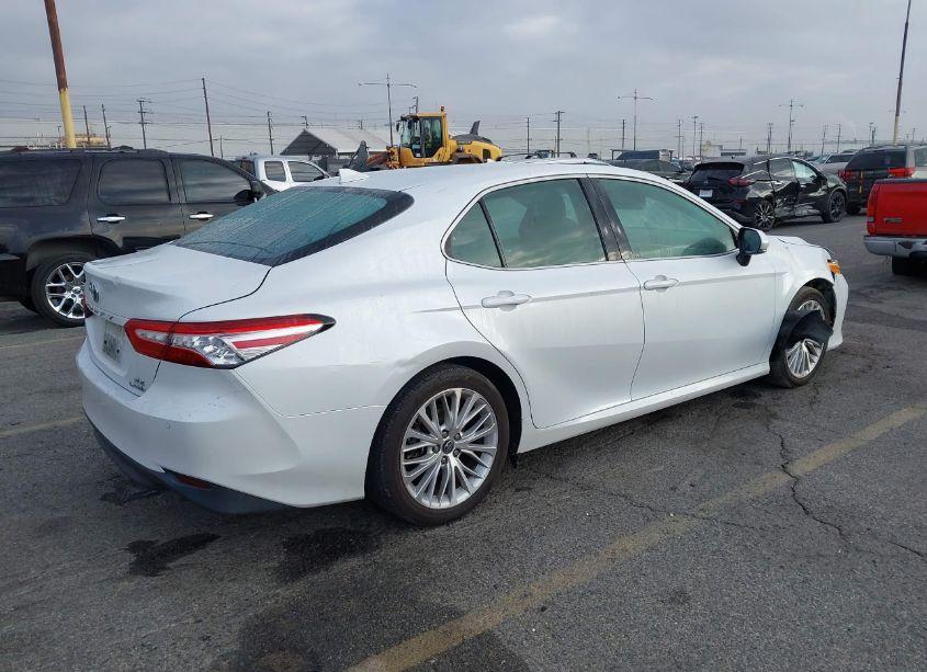Photo 4 of 2018 Toyota Camry HYBRID XLE (VIN 4T1B21HKXJU006621)