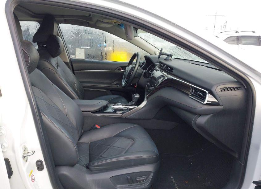 Photo 5 of 2018 Toyota Camry HYBRID XLE (VIN 4T1B21HKXJU006621)