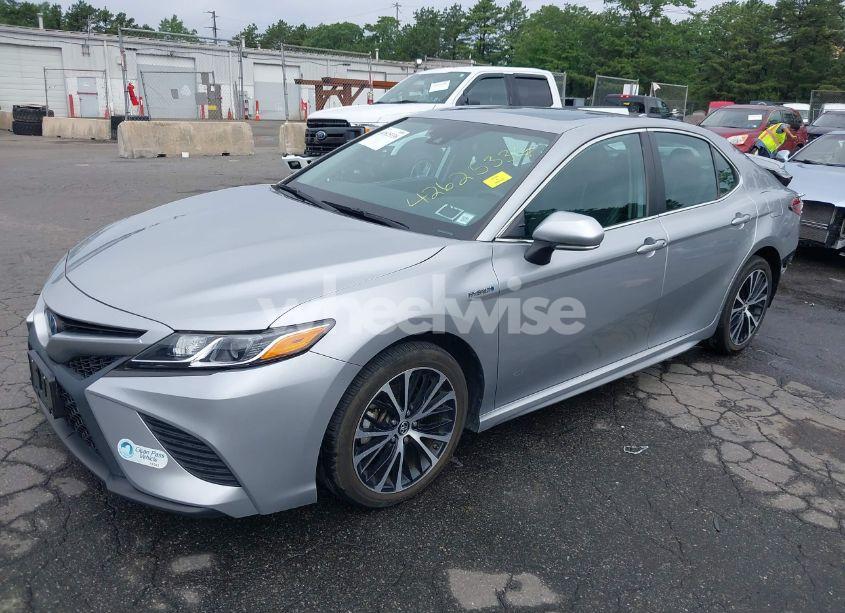 Photo 2 of 2019 Toyota Camry HYBRID SE (VIN 4T1B21HKXKU011982)