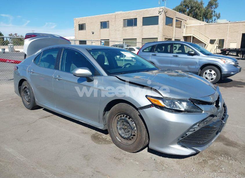 2018 Toyota Camry HYBRID LE (VIN 4T1B31HK2JU004309) main photo