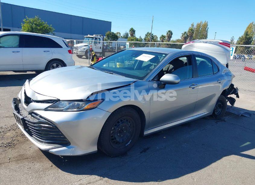 Photo 2 of 2018 Toyota Camry HYBRID LE (VIN 4T1B31HK2JU004309)