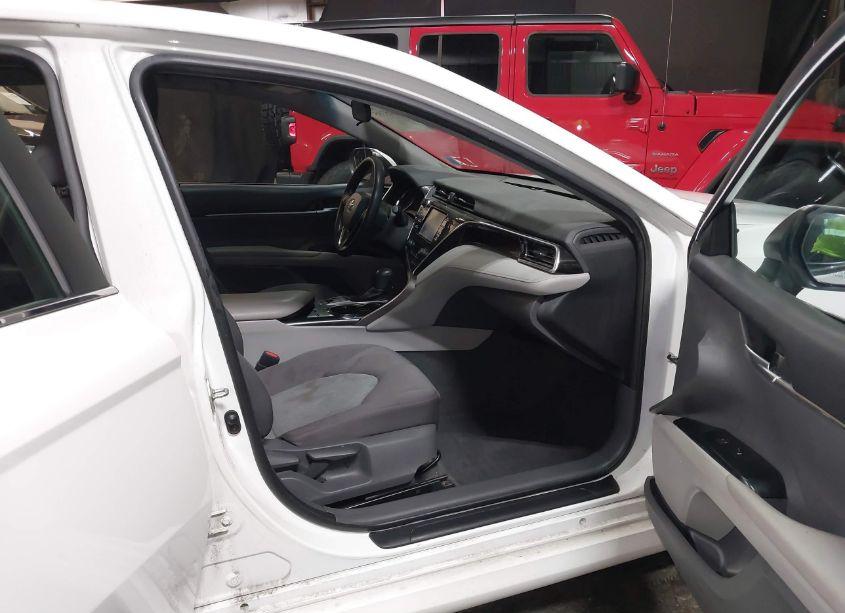 Photo 5 of 2018 Toyota Camry HYBRID LE (VIN 4T1B31HK2JU504390)