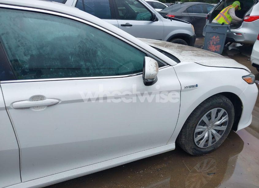 Photo 13 of 2018 Toyota Camry HYBRID LE (VIN 4T1B31HK4JU004246)