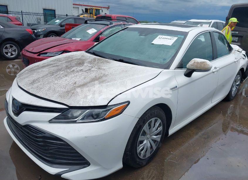 Photo 2 of 2018 Toyota Camry HYBRID LE (VIN 4T1B31HK4JU004246)