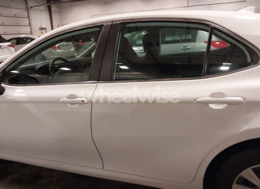 Photo 15 of 2019 Toyota Camry HYBRID LE (VIN 4T1B31HK4KU006046)