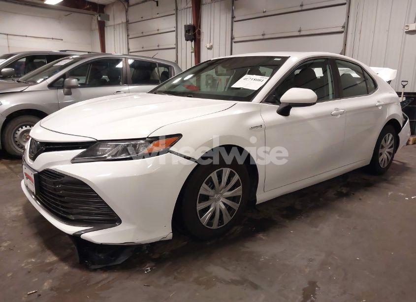 Photo 2 of 2019 Toyota Camry HYBRID LE (VIN 4T1B31HK4KU006046)