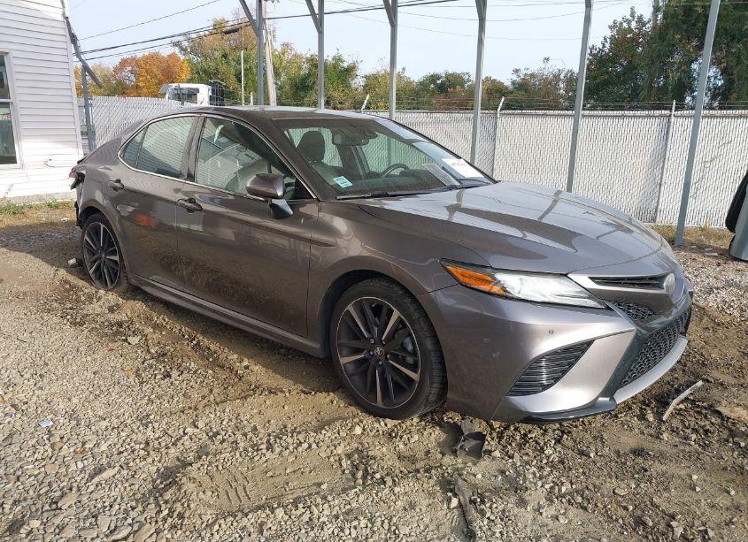 2018 Toyota Camry XSE (VIN 4T1B61HK0JU058506) main photo