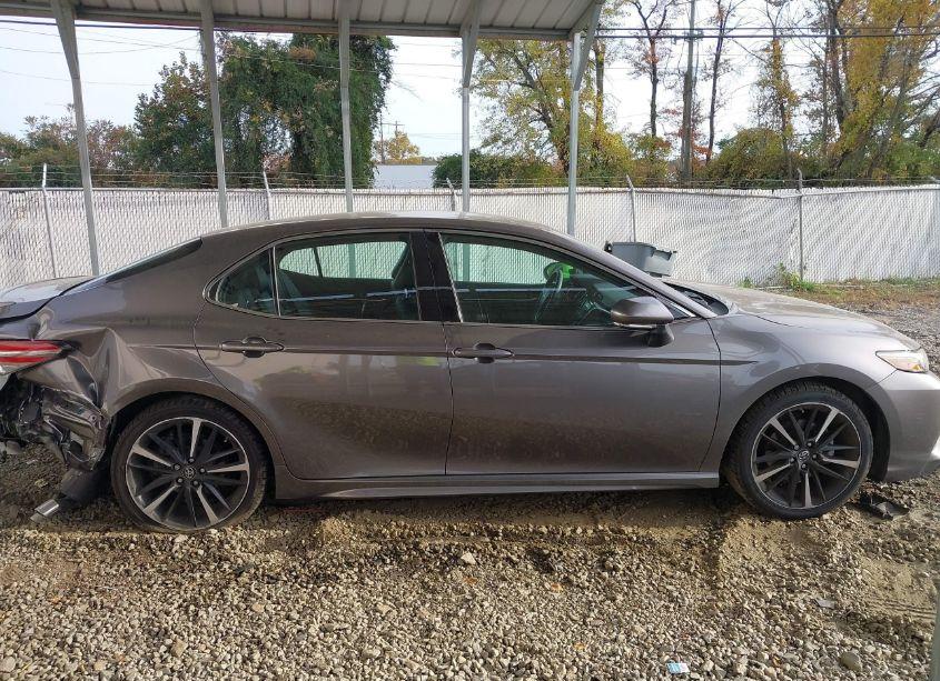 Photo 13 of 2018 Toyota Camry XSE (VIN 4T1B61HK0JU058506)