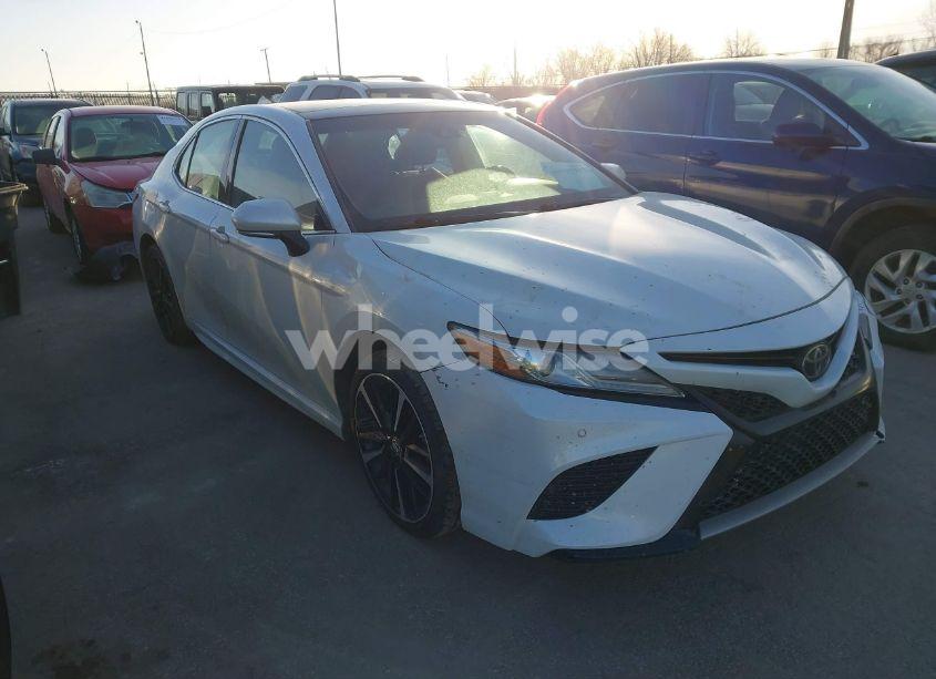 2018 Toyota Camry XSE (VIN 4T1B61HK0JU061468) main photo