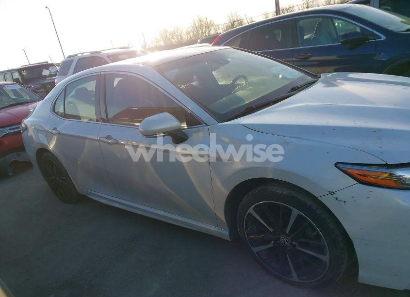 Photo 13 of 2018 Toyota Camry XSE (VIN 4T1B61HK0JU061468)