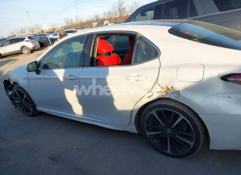 Photo 14 of 2018 Toyota Camry XSE (VIN 4T1B61HK0JU061468)