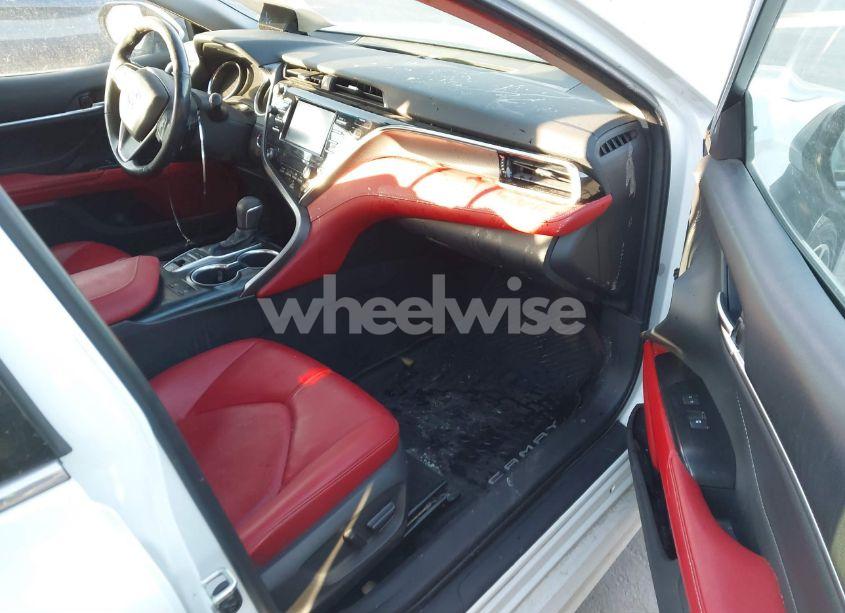 Photo 5 of 2018 Toyota Camry XSE (VIN 4T1B61HK0JU061468)